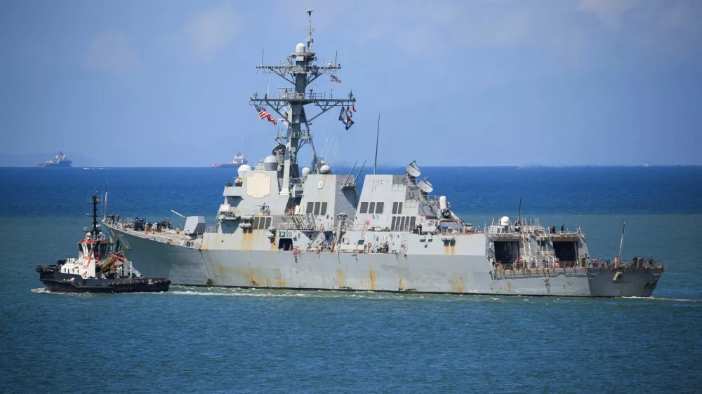FILE PHOTO: The U.S. Navy destroyer USS Gravely (DDG-107) sails from the Port of Spain amid heightened tensions in the region between the U.S. and Venezuela, as seen from Port of Spain, Trinidad and Tobago October 30, 2025. REUTERS/Andrea de Silva/File Photo
