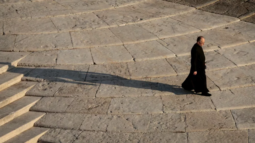 A priest walks at St. Peter's Square, ahead of the funeral Mass of Pope Francis, at the Vatican, April 26, 2025. REUTERS/Remo Casilli   TPX IMAGES OF THE DAY      SEARCH "2025 STORIES BEST" FOR THIS STORY. SEARCH "REUTERS YEAR-END" FOR ALL 202X YEAR END GALLERIES. / Foto: Remo Casilli