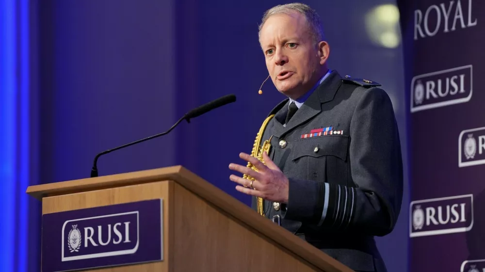 Letalski mar&scaron;al Richard Knighton med nagovorom v Kraljevem združenem in&scaron;titutu za varnost in obrambo. Foto: Profimedia