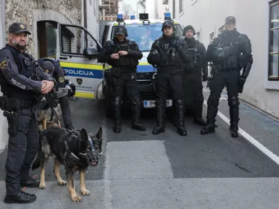 - 28.10.2025 - Izredna skup&scaron;čina občine Novo Mesto s svetniki in predstavniki vlade in protest proti romskemu nasilju z naslovom Dovolj je!//FOTO: Jaka Gasar
