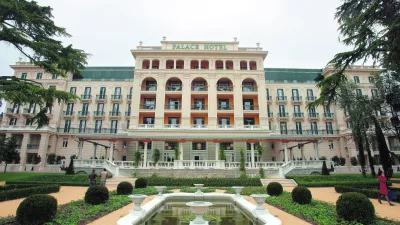 - Hotel Kempinski Palace Portorož - prvi luksuzni hotel v Sloveniji s 185 prestižnimi sobami in suitami bo združil najboljšo turistično in zdraviliško tradicijo Portoroža s ponudbo sodobnih luksuznih hotelov. - vstop verige Krepinski - Družba Istrabenz hoteli Portorož je z mednarodno hotelsko verigo Kempinski podpisala 20-letno pogodbo o upravljanju hotela Palace v Portorožu- Hotel Palace se bo v verigi Kempinski, katere zgodovina sega v leto 1897, pridružil 60 hotelom v 21 državah po vsem svetu z več kot 12.000 sobami in apartmaji, stavba   //: FOTO: Jaka AdamičOPOMBA: ZA OBJAVO V ČASOPISU DNEVNIK