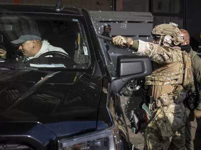 Federal immigration enforcement agents shatter a truck window and detain two men outside a Home Depot in Evanston, Ill., Wednesday, Dec. 17, 2025. (Ashlee Rezin/Chicago Sun-Times via AP) / Foto: Ashlee Rezin