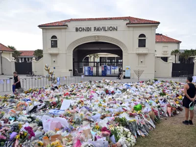 17 December 2025, Australia, Sydney: Flowers are seen at a makeshift memorial at the Bondi Pavillion following a shooting at Bondi Beach. Australia is in mourning after gunmen opened fire on Bondi Beach, killing 15 people in an attack designed to target the Jewish community. Photo: Mick Tsikas/AAP/dpa