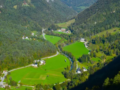 Pogled na reko Kokro in okoli&scaron;ka naselja / Foto: Istock