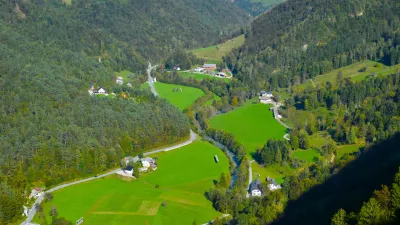 Pogled na reko Kokro in okoli&scaron;ka naselja / Foto: Istock