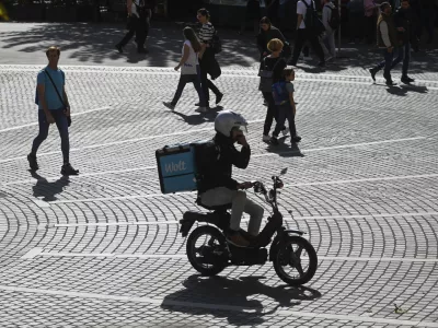 dostava hrane WOLT in motorno kolo - motor - skuter - kolo s pomožnim motorjem - 05.10.2022 - prepoved vožnje za vsa motorna kolesa - pe&scaron; cona v sredi&scaron;ču Ljubljane //FOTO: Nik Erik Neubauer