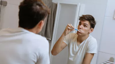 Med &scaron;četkanjem, ki se zdi tako rutinsko opravilo. / Foto: Istock