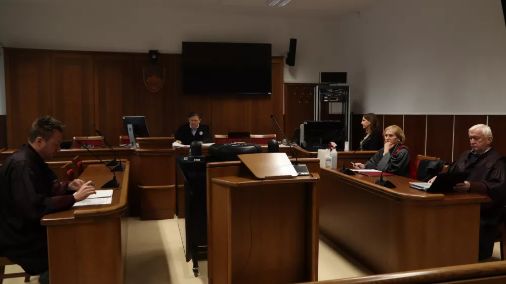 Odvetnik Mitje Verlaka Igor Weindorfer, sodnik Stanislav Jug, tožilka Desanka Novak in poobla&scaron;čenec o&scaron;kodovanca Jože Korpič. Foto: STA