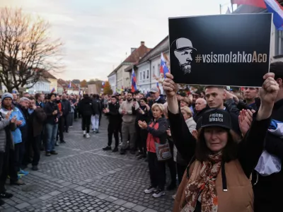 - 28.10.2025 - Izredna skup&scaron;čina občine Novo Mesto s svetniki in predstavniki vlade in protest proti romskemu nasilju z naslovom Dovolj je!//FOTO: Jaka Gasar