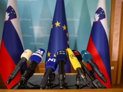 Simbolična fotografija - mediji - novinarji - mikrofoni - medijski zakon15.12.2025 - Ministrica za pravosodje mag. Andreja Kokalj in minister za notranje zadeve Branko Zlobko bosta danes, 15. decembra 2025, podala izjavo za javnost glede primera smrti mo&scaron;kega v Novem mestu konec oktobra letos.Foto: Luka Cjuha