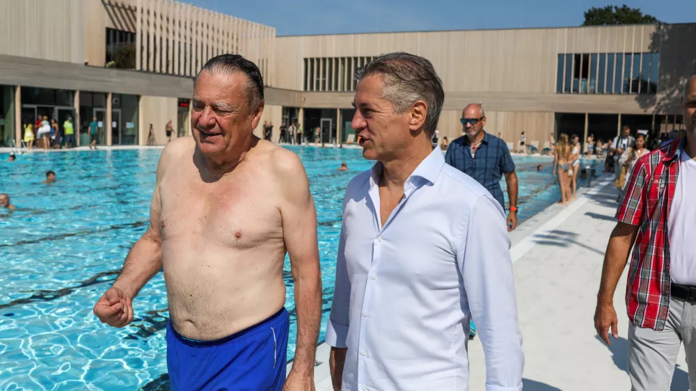 - Dr. Robert Golob, predsednik vlade RS, - Zoran Jankovič, Župan MOL, zgoraj brez- 20.07.2025. - Svečana otvoritev prenovljenega bazena Vevče.//FOTO: Bojan Velikonja