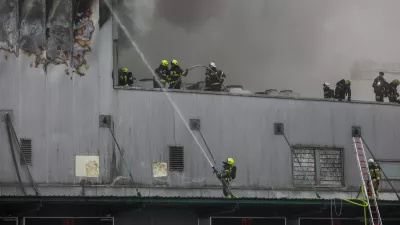 -14.12.2025. - Obsežen požar skladišča in logističnega centra SPAR Slovenija.- gasilci,//FOTO: Bojan Velikonja