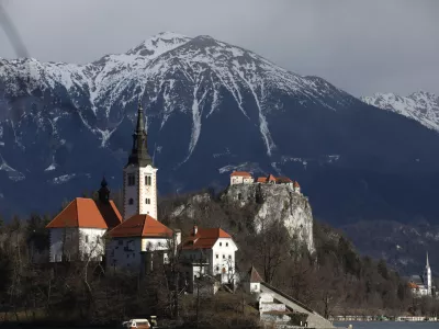 - 28.01.2022 &ndash; Bled - Blejski otok - Cerkev Marijinega vnebovzetja - Blejski grad - turizem - turistična destinacija //FOTO: Luka Cjuha.