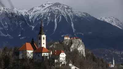 - 28.01.2022 – Bled - Blejski otok - Cerkev Marijinega vnebovzetja - Blejski grad - turizem - turistična destinacija //FOTO: Luka Cjuha.
