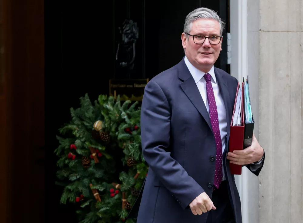 British Prime Minister Keir Starmer leaves 10 Downing Street in London, Britain, December 17, 2025. REUTERS/Hiba Kola