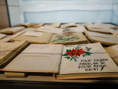 17.12.2025 - Razstava SEM - spominske knjige - spominska knjigaFoto: Luka Cjuha / Foto: Luka Cjuha