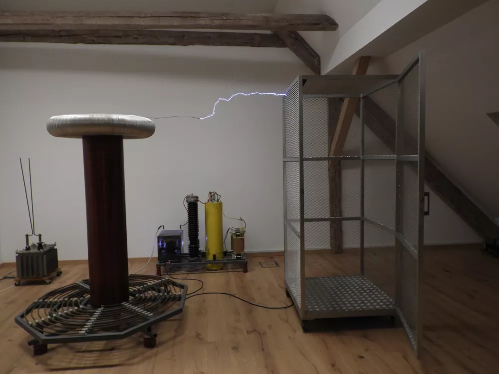 faradayeva kletka, TMS, strela / Foto: Katja Petrovec