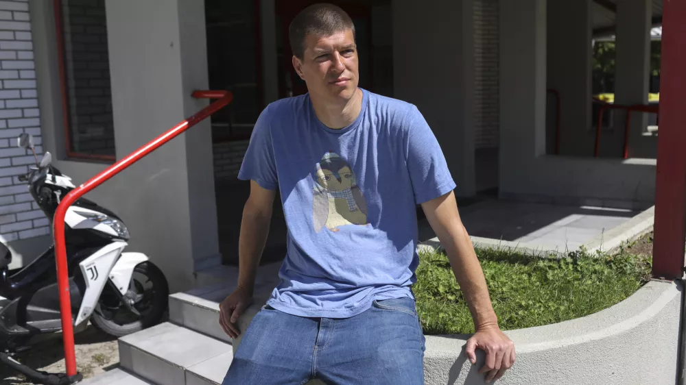 Goran Vojnović, filmski in televizijski režiser ter scenarist, pisatelj in kolumnist - 11.05.2021 &ndash; Stanovanjska soseska FUŽINE &ndash;  FOTO: Jaka GasarOPOMBA &ndash; REPORTAŽA ZA OBJEKTIV 2021 / Foto: Jaka Gasar