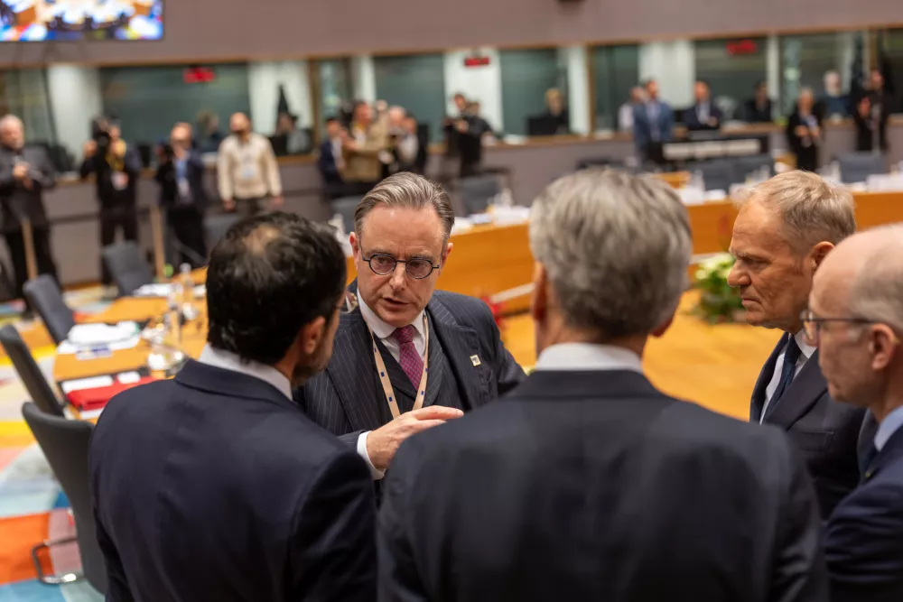 18 December 2025, Belgium, Br&uuml;ssel: Bart de Wever, Prime Minister of Belgium, speaks with colleagues ahead of the first working session at the EU summit. The main topic is the question of whether assets of the Russian central bank frozen in the EU can be used to support Ukraine in the future. Photo: Michael Kappeler/dpa / Foto: Michael Kappeler