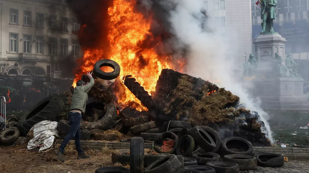 Protesters burn tyres on a square near the European Parliament, as farmers protest against the EU-Mercosur free-trade deal between the European Union and the South American countries of Mercosur, on the day of a European Union leaders' summit, in Brussels, Belgium, December 18, 2025. REUTERS/Yves Herman
