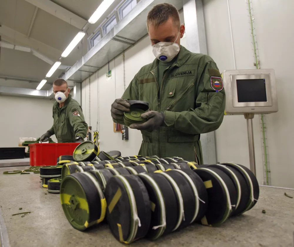 - pirotehniki - deaktiviranje mine - protipehotna antimagnetna mina VPAM3 - razstavljanje - 25.11.2013 - Voja&scaron;ko skladi&scaron;če orožja Podstrmec pri Borovnici - vzdrževanje streliva, minsko-eksplozivnih sredstev in raket - voja&scaron;ka enota za vzdrževanje orožja SV - Slovenska vojska - projekt uničevanje nevarnih eksplozivnih sredstev iz tovarne KIK Kamnik - pirotehniki //FOTO: Tomaž Skale