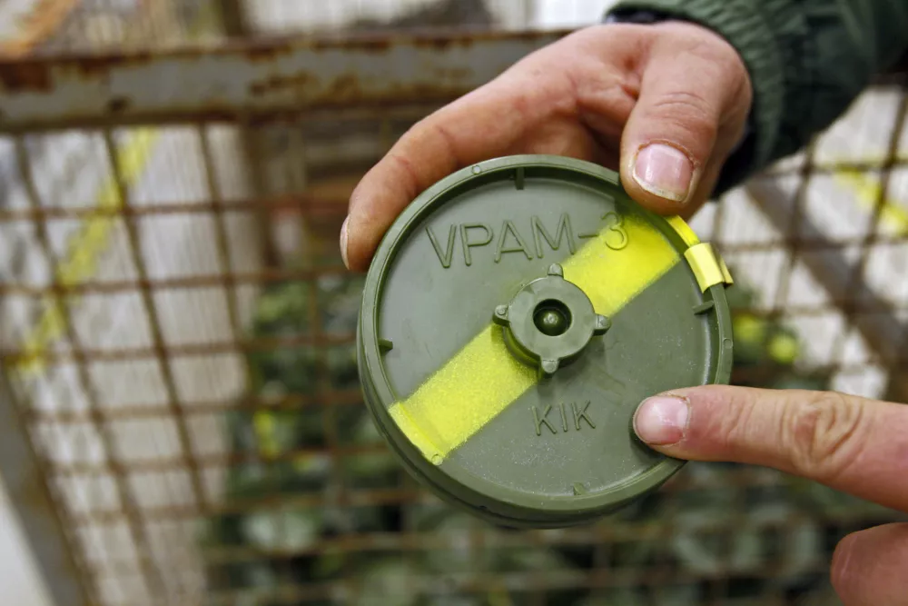 deaktiviranje mine - protipehotna antimagnetna mina VPAM3 - razstavljanje - 25.11.2013 - Voja&scaron;ko skladi&scaron;če orožja Podstrmec pri Borovnici - vzdrževanje streliva, minsko-eksplozivnih sredstev in raket - voja&scaron;ka enota za vzdrževanje orožja SV - Slovenska vojska - projekt uničevanje nevarnih eksplozivnih sredstev iz tovarne KIK Kamnik - pirotehniki //FOTO: Tomaž Skale