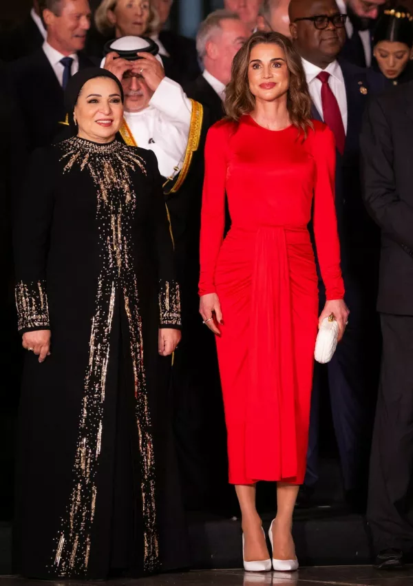 Jordanska kraljica Rania Al Abdulah in žena egiptovskega predsednika Entisar El Sisi (levo) na slavnostnem sprejemu ob odprtju Velikega egiptovskega muzeja v Kairu. Foto: profimedia