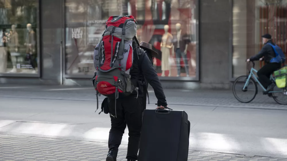 simbolična fotografijaairbnbkovčkibackpackerturizemturistipotovanje04.03.2025 turisti v LjubljaniFOTO: Nik Erik Neubauer