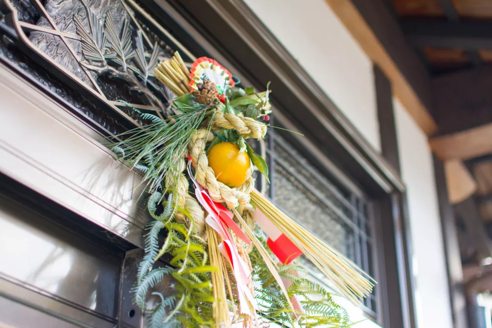 On New Year's Day in Japan, there is a culture of decorating the front door of a house with shimenawa to protect against evil spirits. / Foto: Saito Fam, Getty Images/istockphoto