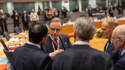 18 December 2025, Belgium, Brüssel: Bart de Wever, Prime Minister of Belgium, speaks with colleagues ahead of the first working session at the EU summit. The main topic is the question of whether assets of the Russian central bank frozen in the EU can be used to support Ukraine in the future. Photo: Michael Kappeler/dpa
