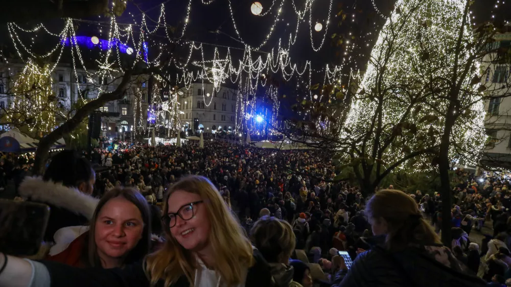 - 25.11.2022 &ndash; Veseli December v Ljubljani 2022 - prižig prazničnih luči v sredi&scaron;ču prestolnice - svetlobna okrasitev mesta - začetek prazničnega decembrskega sejma na ljubljanskih ulicah - novoletno okra&scaron;ena Ljubljana -&nbsp;//FOTO: Luka Cjuha