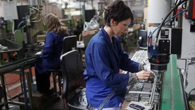 proizvodna hala - delavke- podjetje Kovinoplastika Lož d.d., industrija kovinskih in plastičnih izdelkov d.d., - uprava družbe je mimo sindikatov brez ustreznih pojasnil za četrtino znižala avgustovske plače - zaradi padca naročil je zaskrbljenih približno 800 delavcev - //FOTO: Jaka Gasar