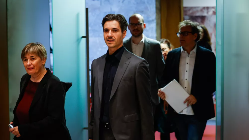 Neučinkovitost, ki se jo vidi z Lune, ali poceni politični boj