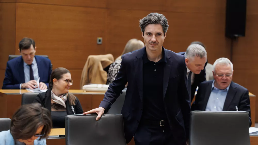 Ljubljana, DZ.Zacetek redne seje DZ s poslanskimi vprasanji premierju Robertu Golobu in ministrski ekipi.Minister za delo, druzino, socialne zadeve in enake moznosti Luka Mesec.