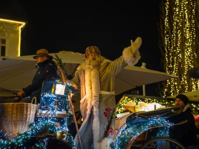 Povorka z dedkom Mrazom v sredi&scaron;ču&nbsp;Ljubljane. / Foto: STA