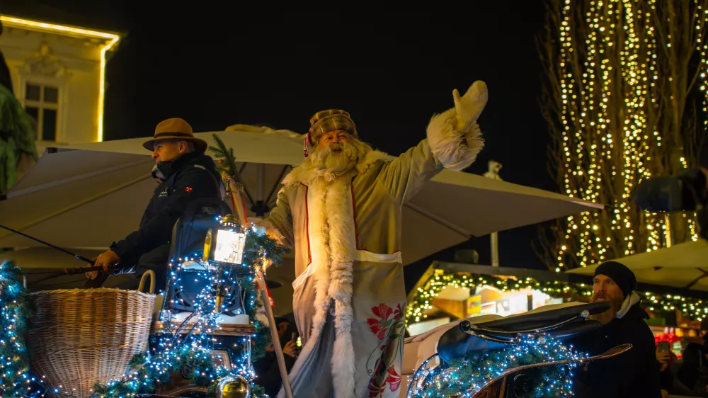 Povorka z dedkom Mrazom v sredi&scaron;ču&nbsp;Ljubljane. / Foto: STA