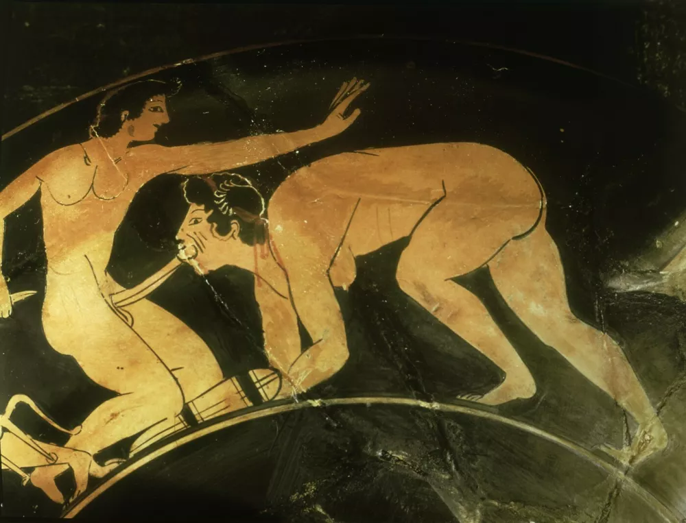 Griechische Vasenmalerei,attisch, rotfigurig, archaisch, Pedieus-Maler, um 510/500 v.Chr. / - Orgiastische Szenen; Ausschnitt: Fellatio. - Au&szlig;enbild einer Schale. Ton, gebrannt, schwarz bemalt, mit ausgesparten roten Figuren.H&ouml;he 8,5 cm.(Beazley ARV 86,a).Inv.Nr. G 13.D&eacute;partement des Antiquit&eacute;s grecques, &eacute;trusques et romaines,Paris, Mus&eacute;e du Louvre.,Image: 310687036, License: Rights-managed, Restrictions:, Model Release: no