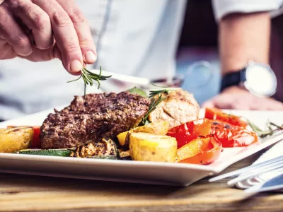 Počakajte, preden meso postrežete ali razrežete. / Foto: Istock