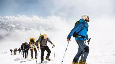 Mnogi gorski reševalci in vodniki so prepričani, da izčrpanega ali poškodovanega v Alpah nikoli ne pustimo samega. / Foto: Istock