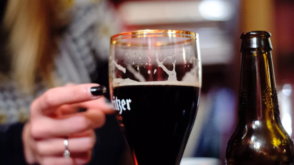 - ilustrativna fotografijatemno pivo, alkohol, alkoholne pijace, kozarec, - Klub Daktari - gostinstinski lokal - kavarna, Krekov trg//FOTO: Tomaž Zajel&scaron;nik