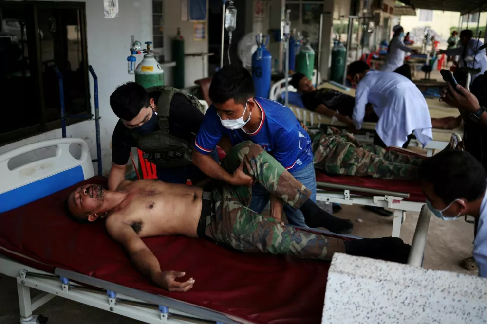 FILE PHOTO: A injured Cambodian soldier transferred from a frontline arrives at Ou Chrov referral hospital, amid clashes between Thailand and Cambodia along a disputed border area, in Ou Chrov district, Banteay Meanchey Province, Cambodia, December 14, 2025.  REUTERS/Kim Hong-Ji/File Photo