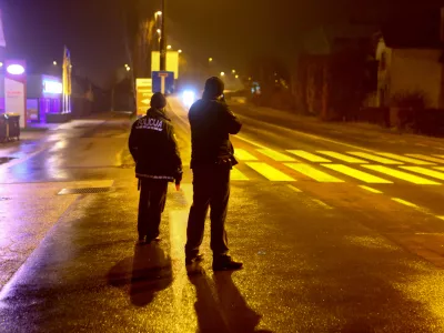 - policist - javna uprava - kazenska politika- 19.01.2015 - Ttrža&scaron;ka cesta pri Dolgem mostu - Policija - nadzor prometa - policijska prometna patrulja - poostrena kontrola cestnega prometa v nočnih urah - //FOTO: Bojan Velikonja