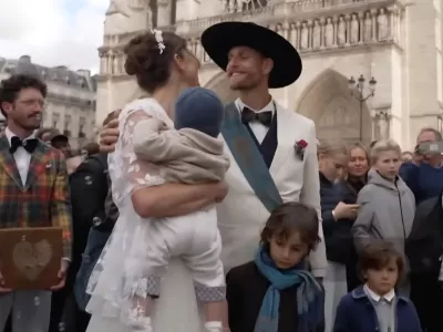 Prva poroka v Notre-Dame po treh desetletjih: poročil se je tesar, ki je sodeloval pri obnovi katedrale. Foto: YouTube/posnetek zaslona