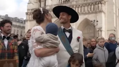 Prva poroka v Notre-Dame po treh desetletjih: poročil se je tesar, ki je sodeloval pri obnovi katedrale. Foto: YouTube/posnetek zaslona