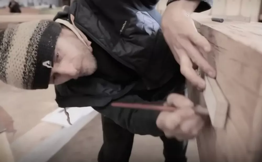 Prva poroka v Notre-Dame po treh desetletjih: poročil se je tesar, ki je sodeloval pri obnovi katedrale Foto: YouTube/posnetek zaslona