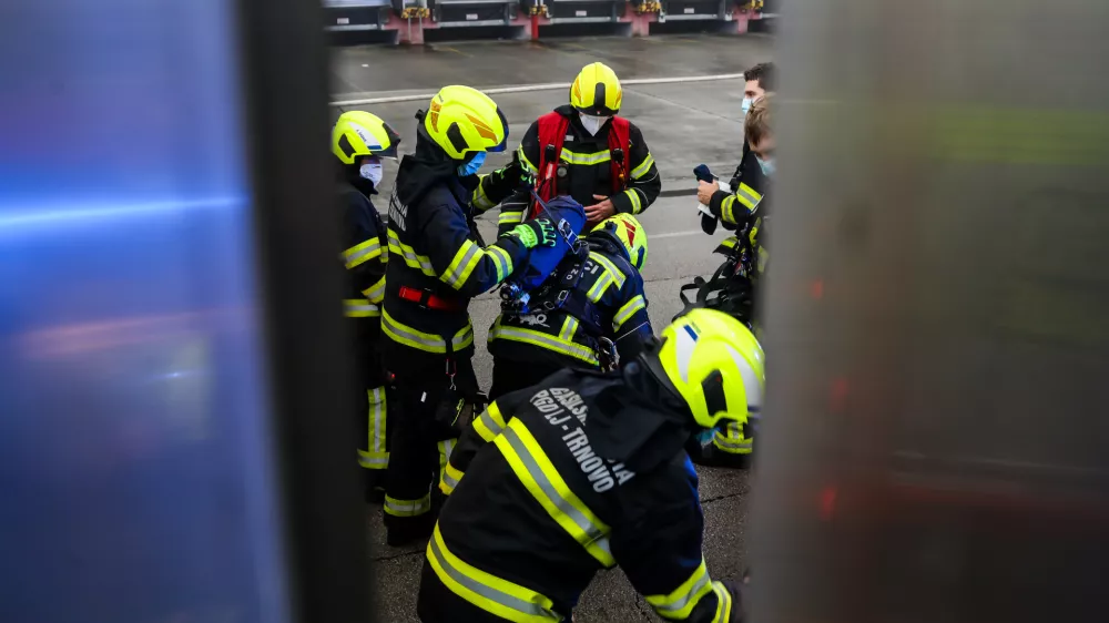 -14.12.2025. - Obsežen požar skladi&scaron;ča in logističnega centra SPAR Slovenija.- gasilci,//FOTO: Bojan Velikonja