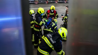 -14.12.2025. - Obsežen požar skladišča in logističnega centra SPAR Slovenija.- gasilci,//FOTO: Bojan Velikonja