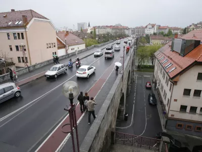 - Titov most - Titova cesta- MARIBOR - &scaron;tajerska prestolnica - povr&scaron;ina: 147 km2 - &scaron;tevilo prebivalcev: 114.349 (podatki popisa, opravljenega 12. 4. 2002)//FOTO: Tomaž SkaleOPOMBA: ZA OBJAVO V PRILOGI &ndash; DNEVNIKOV OBJEKTIV - REPORTAŽA