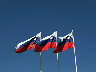 21.03.202 - Simbolična fotografija - Slovenija, državni simbol, plapolajoča slovenska zastava, domoljubjeFoto: Tomaž Skale