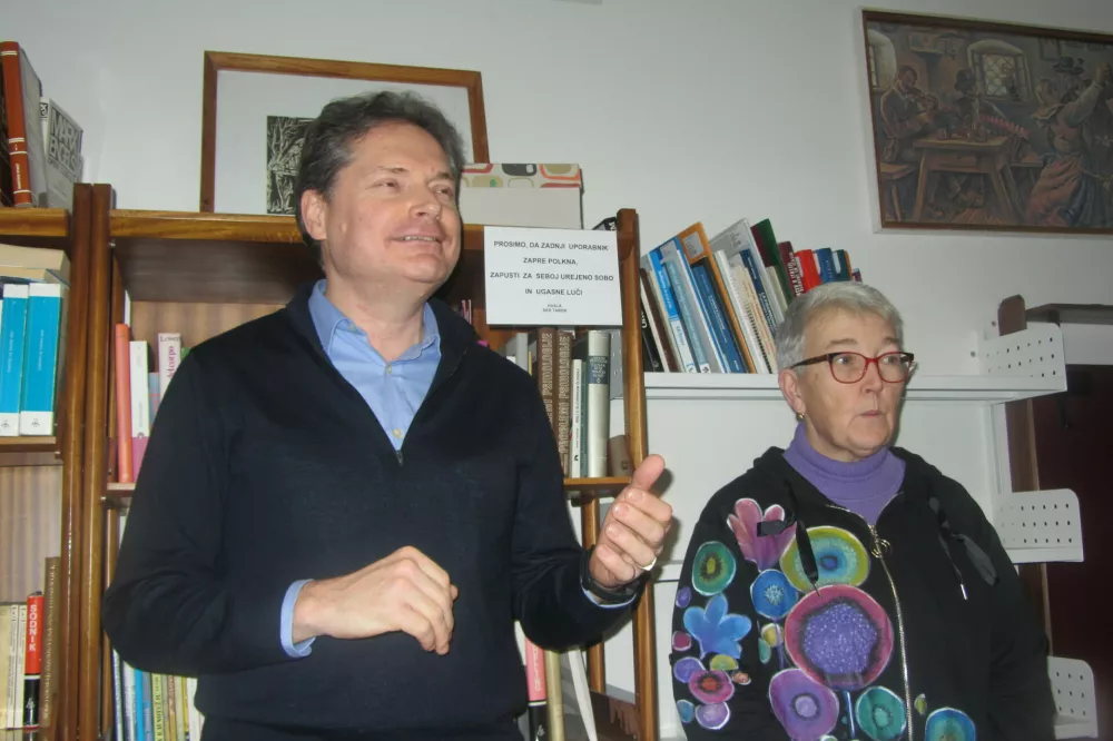  David Žerjav in Dunja Sosič, med njima pa zapis: Zadnji naj zapre polkna, zapusti urejeno sobo in ugasne luči! To velja za vse, ki prihajajo v hram slovenskega jezika, tukaj pojejo, igrajo instrumente, berejo&hellip;